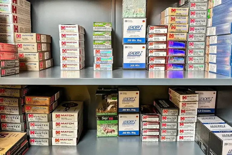 Verschiedene Munitionspackungen im Munitionsschrank bei JAGD TOTA