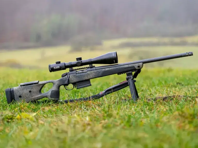 Präzises Jagdgewehr mit Zielfernrohr auf Zweibein im Feld – JAGD TOTAL Akademie Waffen & Optik